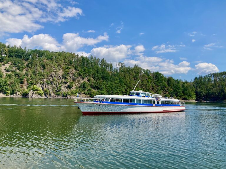 Připlouvající loď - Jihočeská plavební společnost